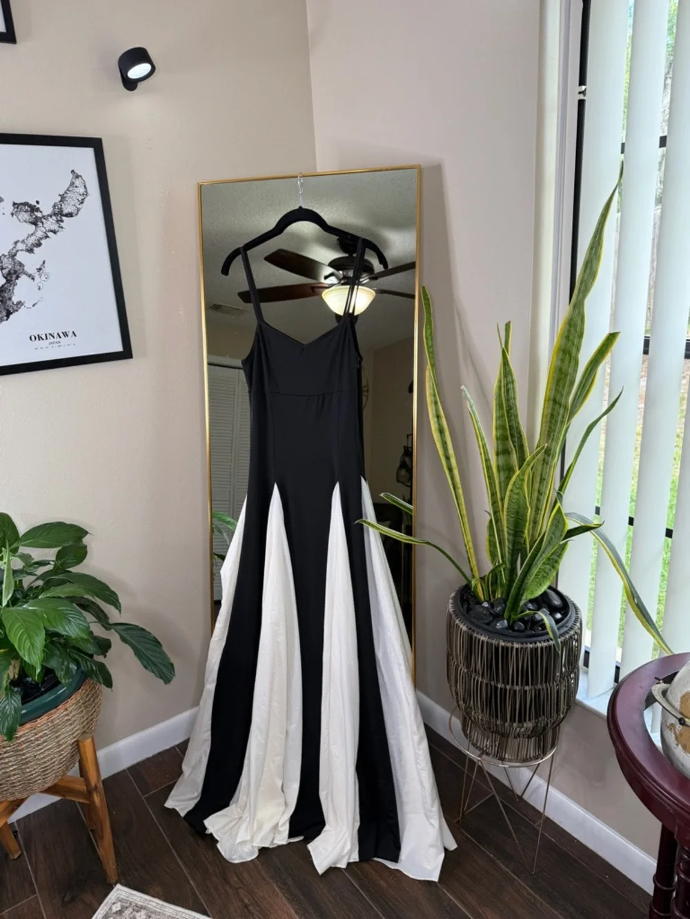 Elegant Black and Cream Evening Gown - Picture 2 of 3